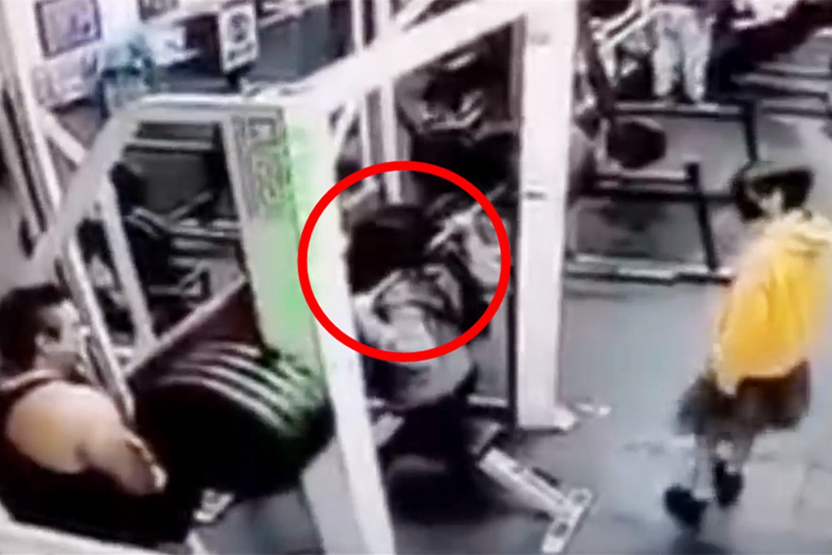 监拍：墨西哥一女子挑战举重180公斤 杠铃突然砸中脖子当场身亡！