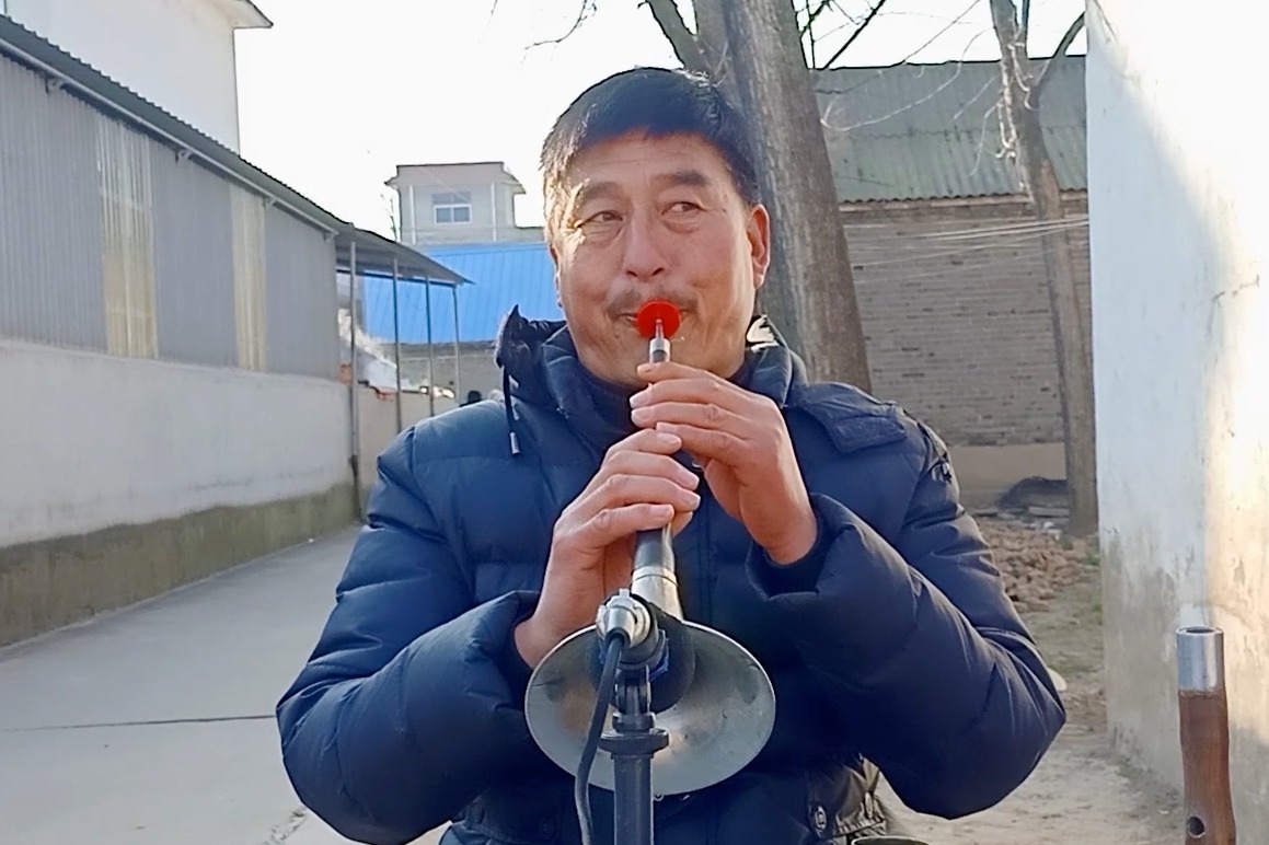 唢呐大咖演奏歌曲《十五的月亮》,经典老歌,听着真是味儿!