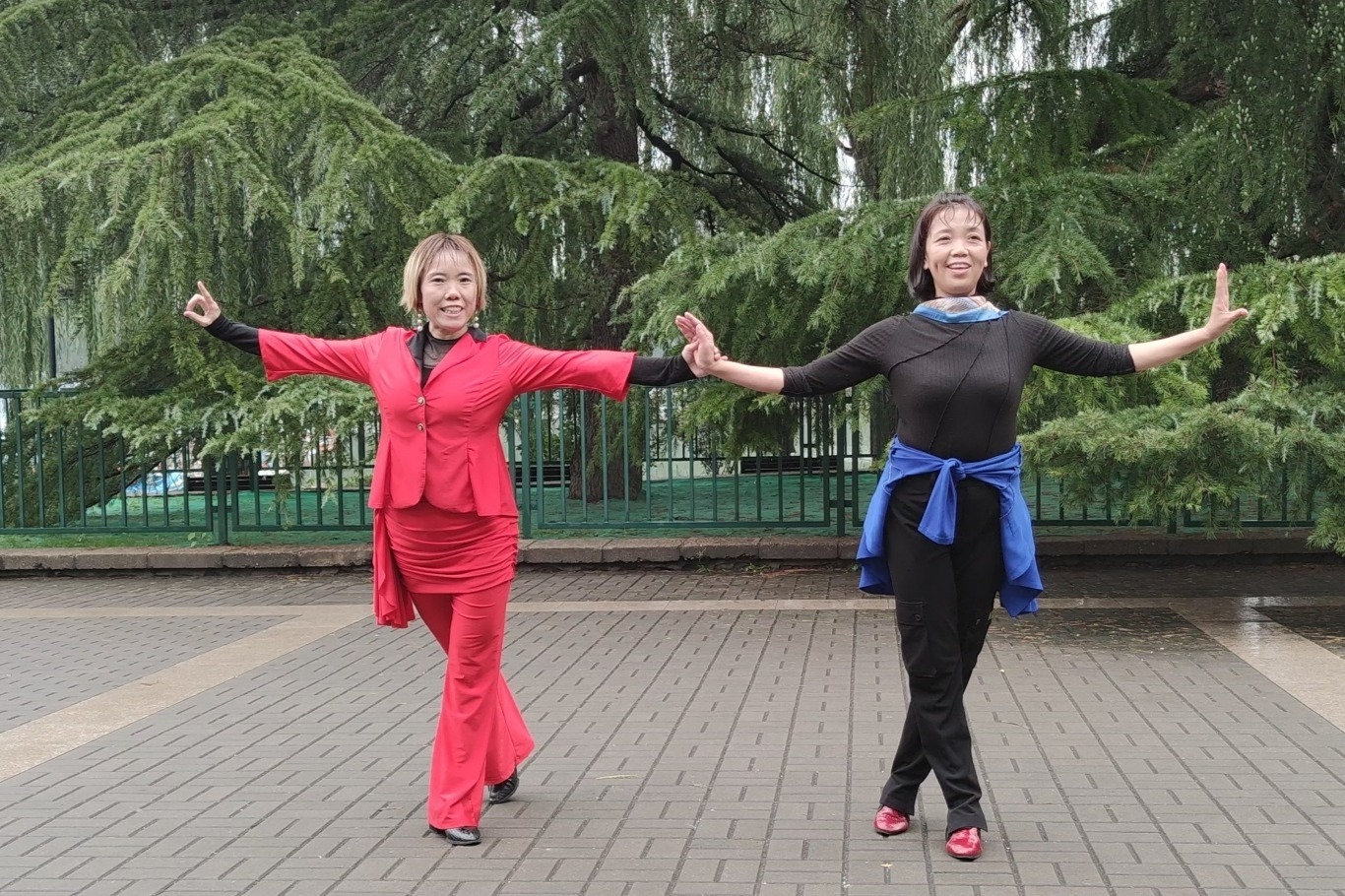 广场舞《红尘情歌》吉特巴版，旋律醉人，舞蹈舒心养眼