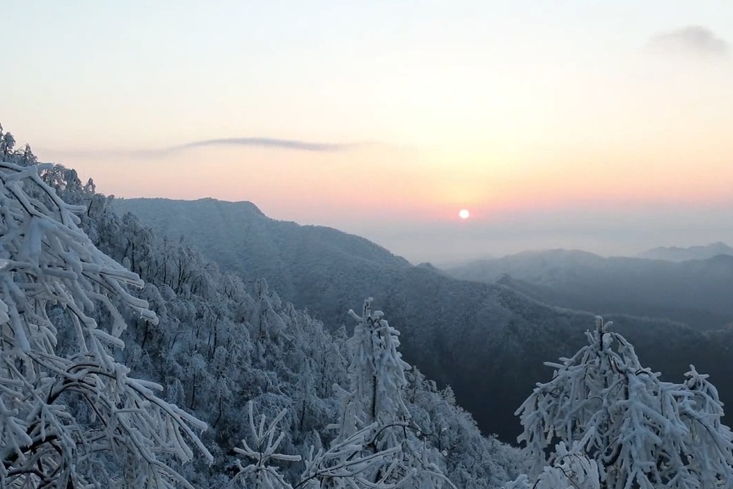 江西武宁太平山景区出现壮丽的云海雾凇奇观