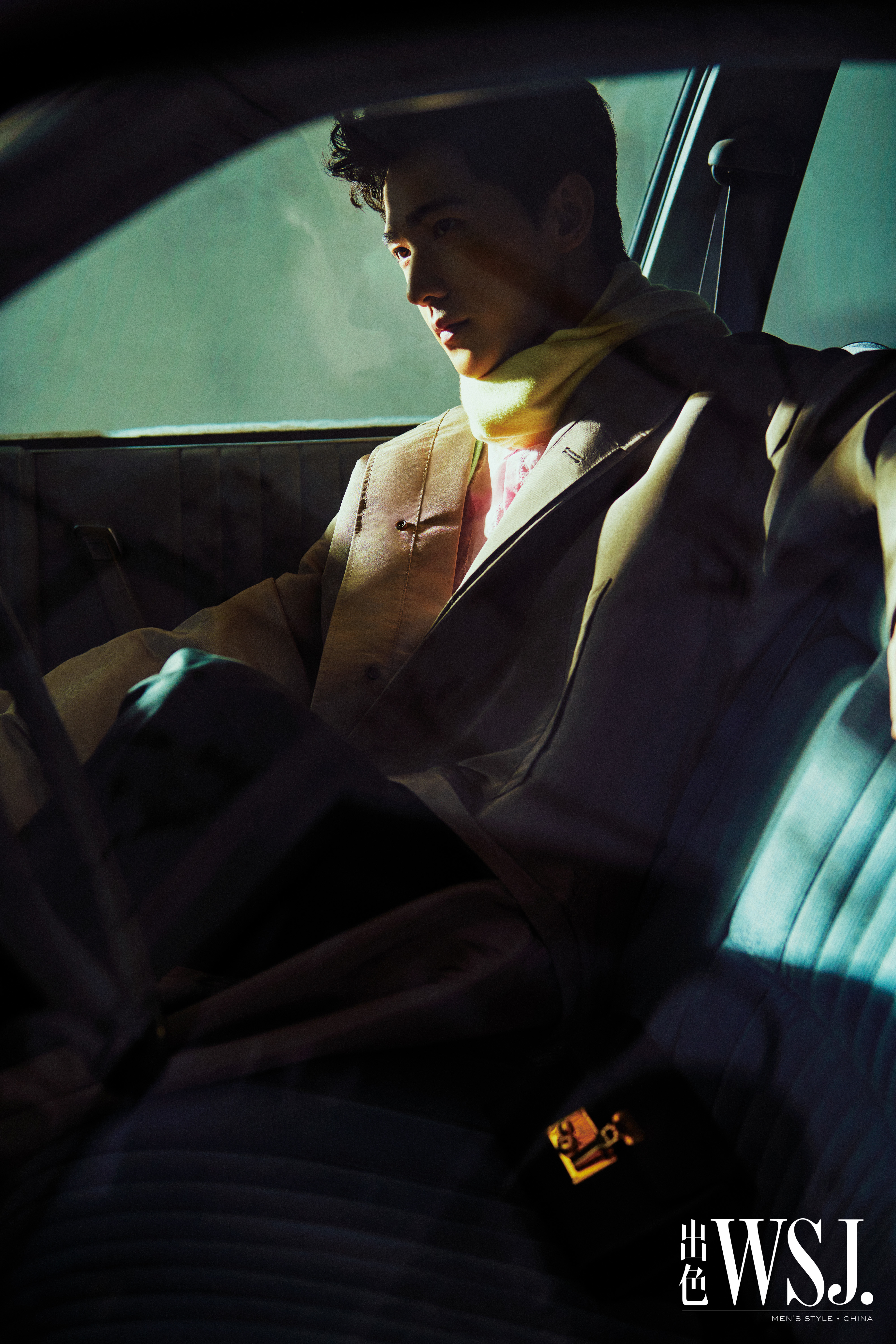 杨洋斑驳光影大片释出赤足穿西装苏感满点