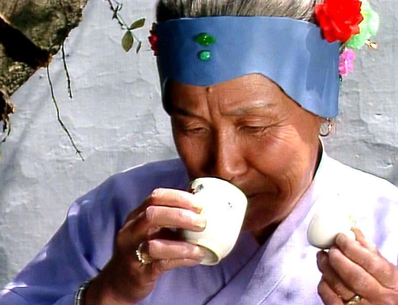 刘姥姥三进荣国府带了2袋干菜王熙凤见后心中一喜巧姐有救了