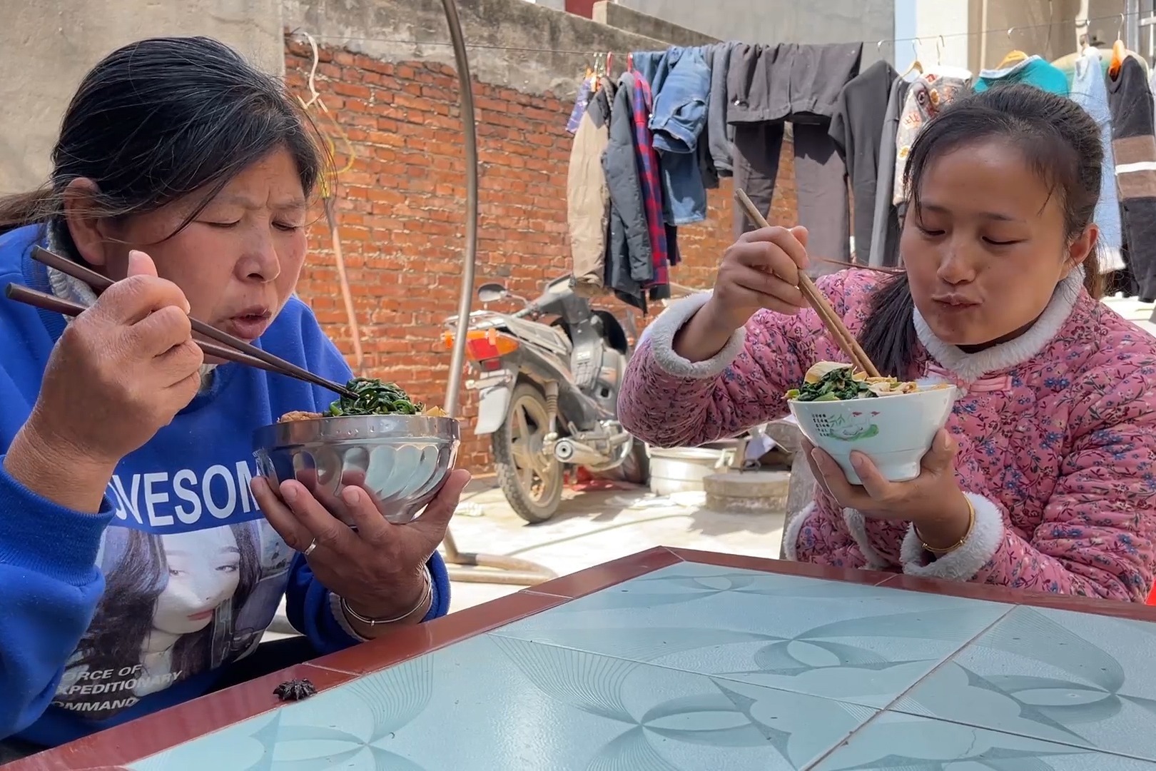 婆媳俩菜园忙完农活，回家做一顿农家饭，一人端一碗吃着真香