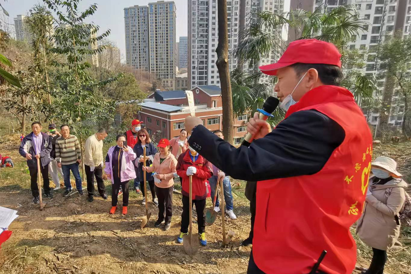 民进宜昌市委会今天在城东公园开展公益植树活动
