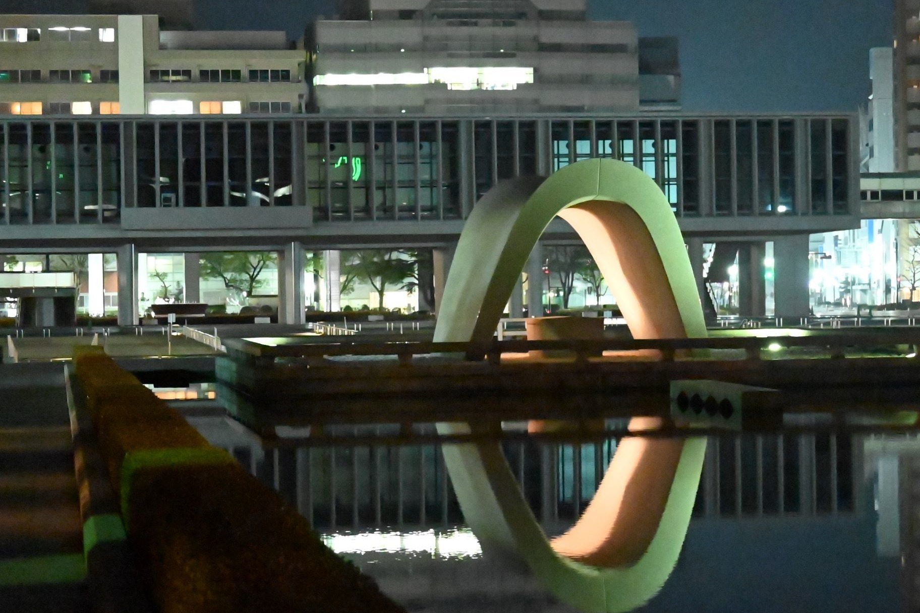 春天的夜色里路过 广岛和平纪念公园 与日本战后建筑的起点