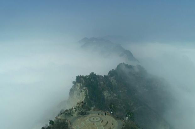 河南沁阳：雨后神农山现奇幻云海