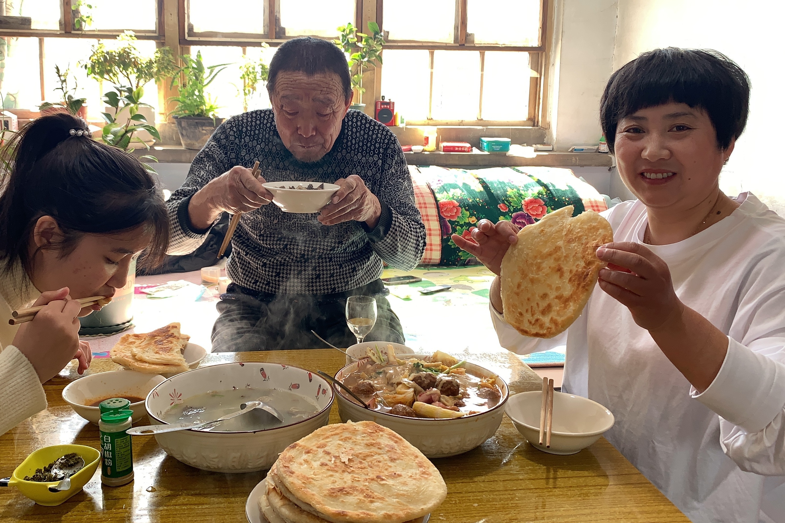 做二舅最爱吃的大饼羊汤，大饼酥脆掉渣，羊汤香味浓郁，吃美了