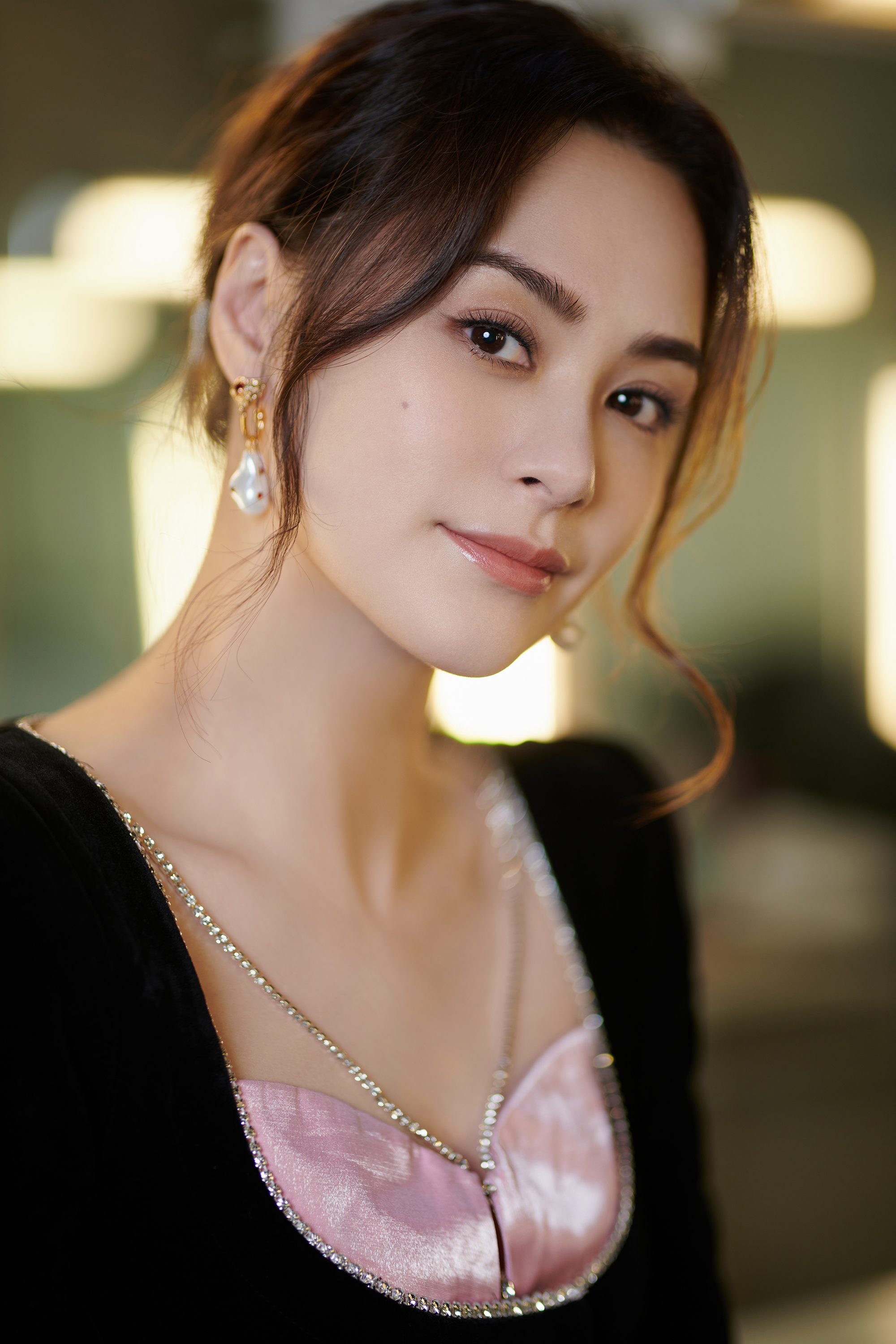 钟欣潼助阵综艺《辣妈学院》 复古造型尽显温柔气息__凤凰网