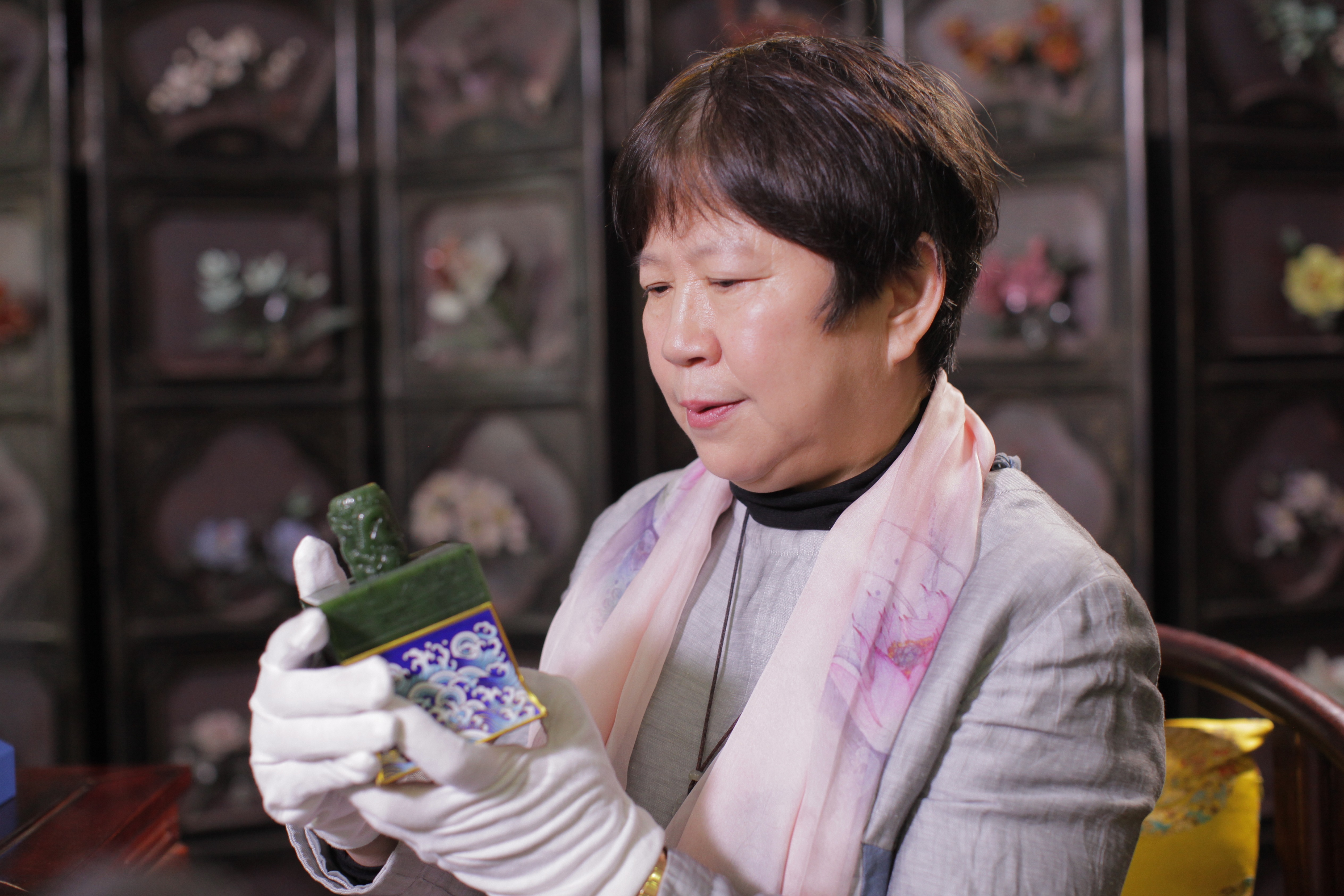 中国玉雕艺术大师王建"双非遗"工艺 再添时代佳作"中华航母玺"的