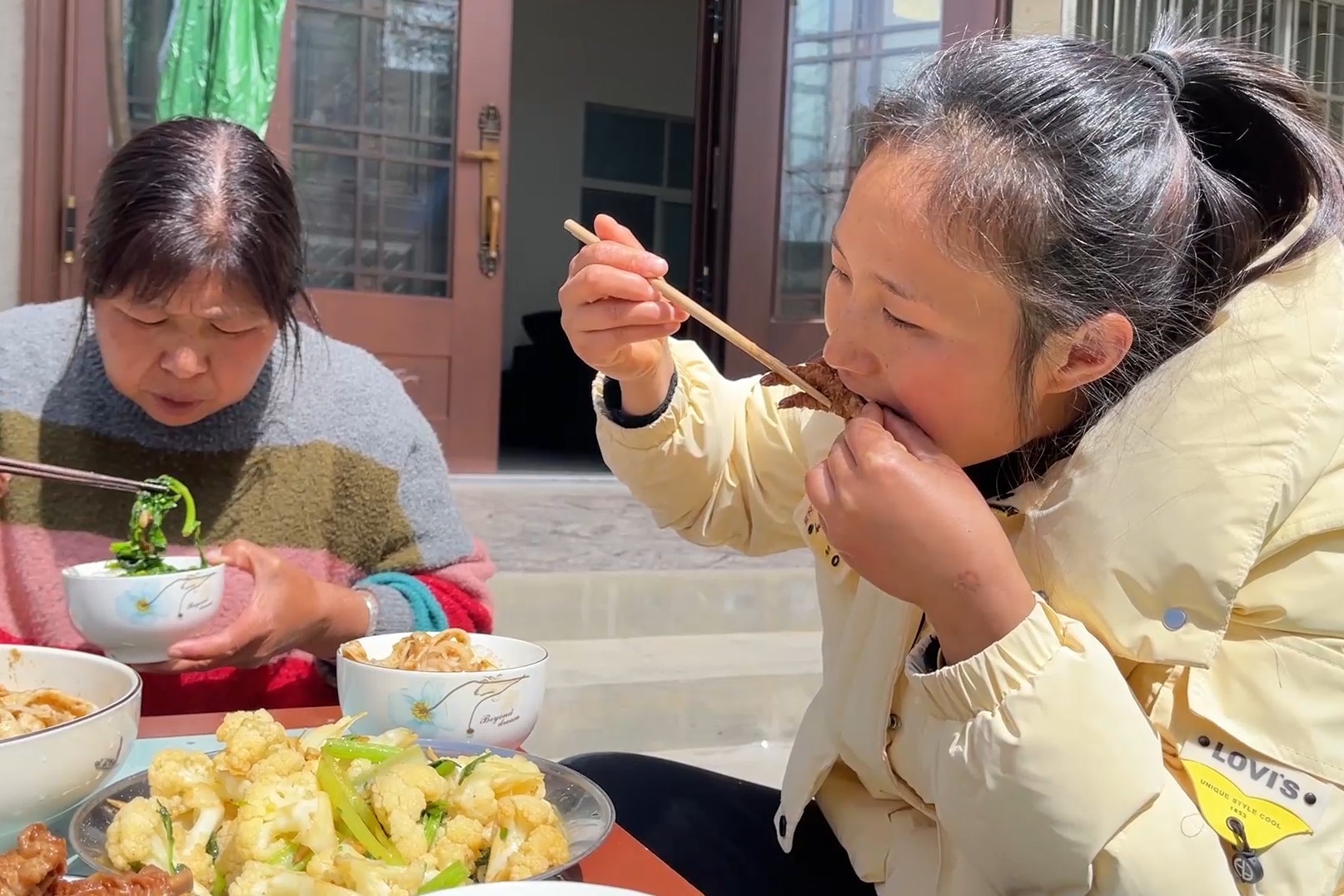 今天的午餐真丰盛，老妈在家掌厨做饭，儿媳妇买菜加餐，有口福了