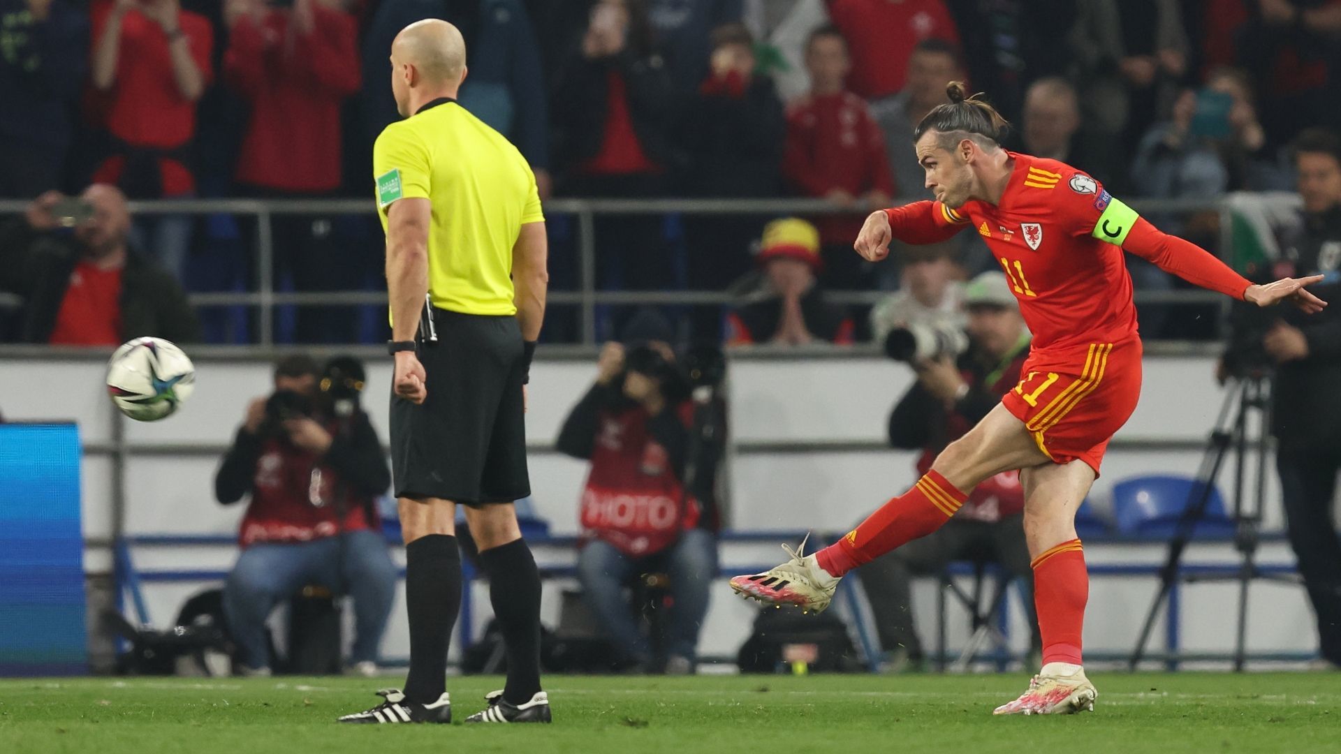 32岁贝尔王者归来双响无解任意球破门距首次参加世界杯剩1战