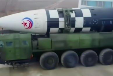 朝鲜成功试射火星炮-17型洲际弹道导弹，金正恩亲自指导全过程