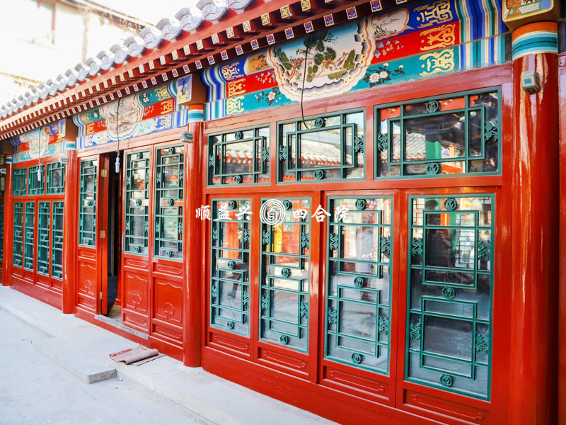 "绿窗朱户,苏式彩画,前廊上亦有精巧雀替,椽头描金万字熠熠生辉,古色