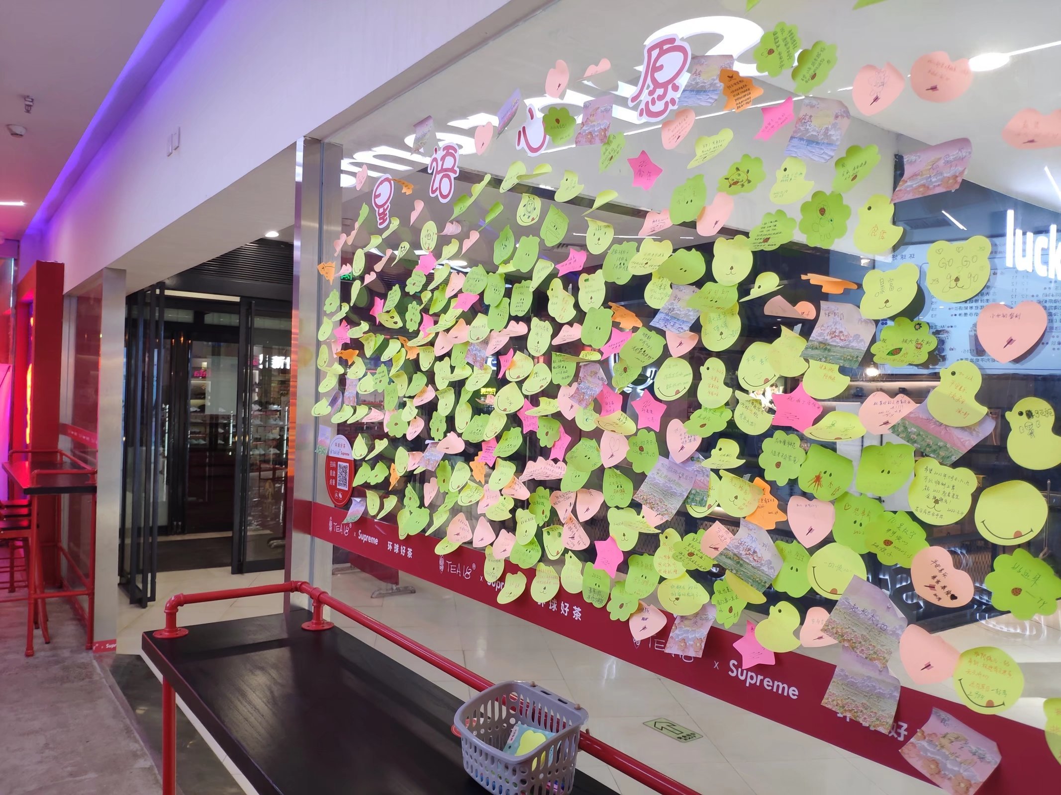 重庆一商场设置玻璃心愿墙,贴满心愿祝福和爱情表白__凤凰网