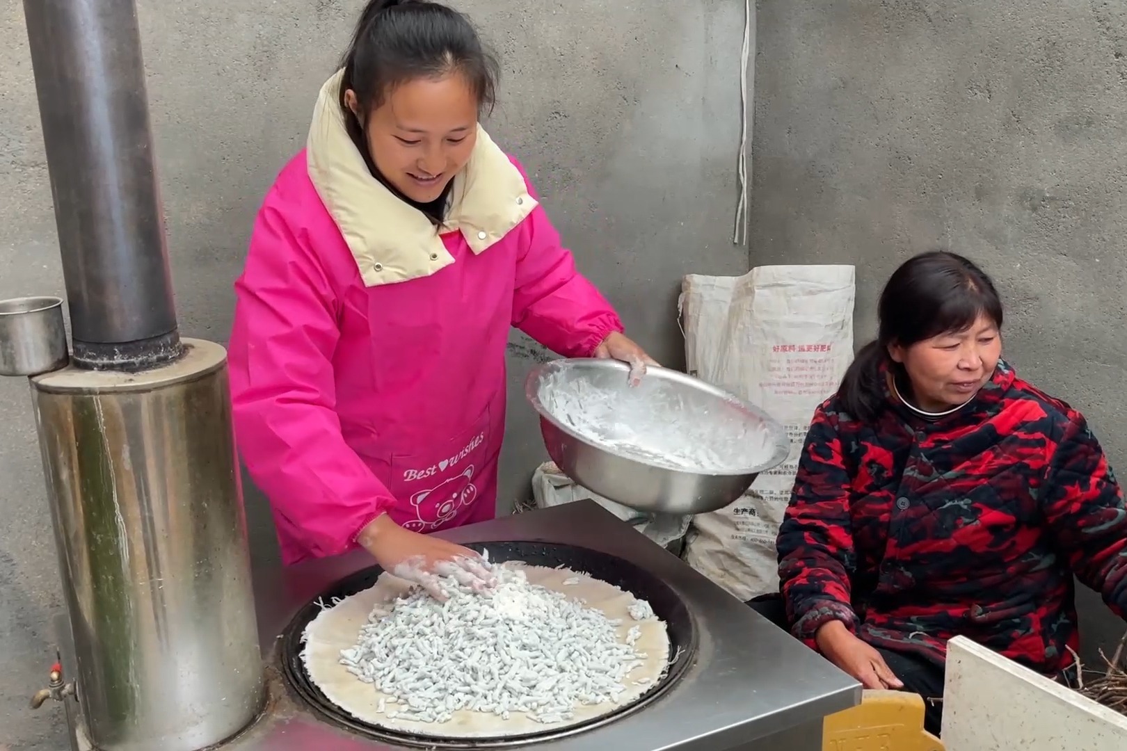 农村老爸最爱吃构棒槌，婆媳俩在小院蒸一锅，浇点蒜汁吃了还想吃