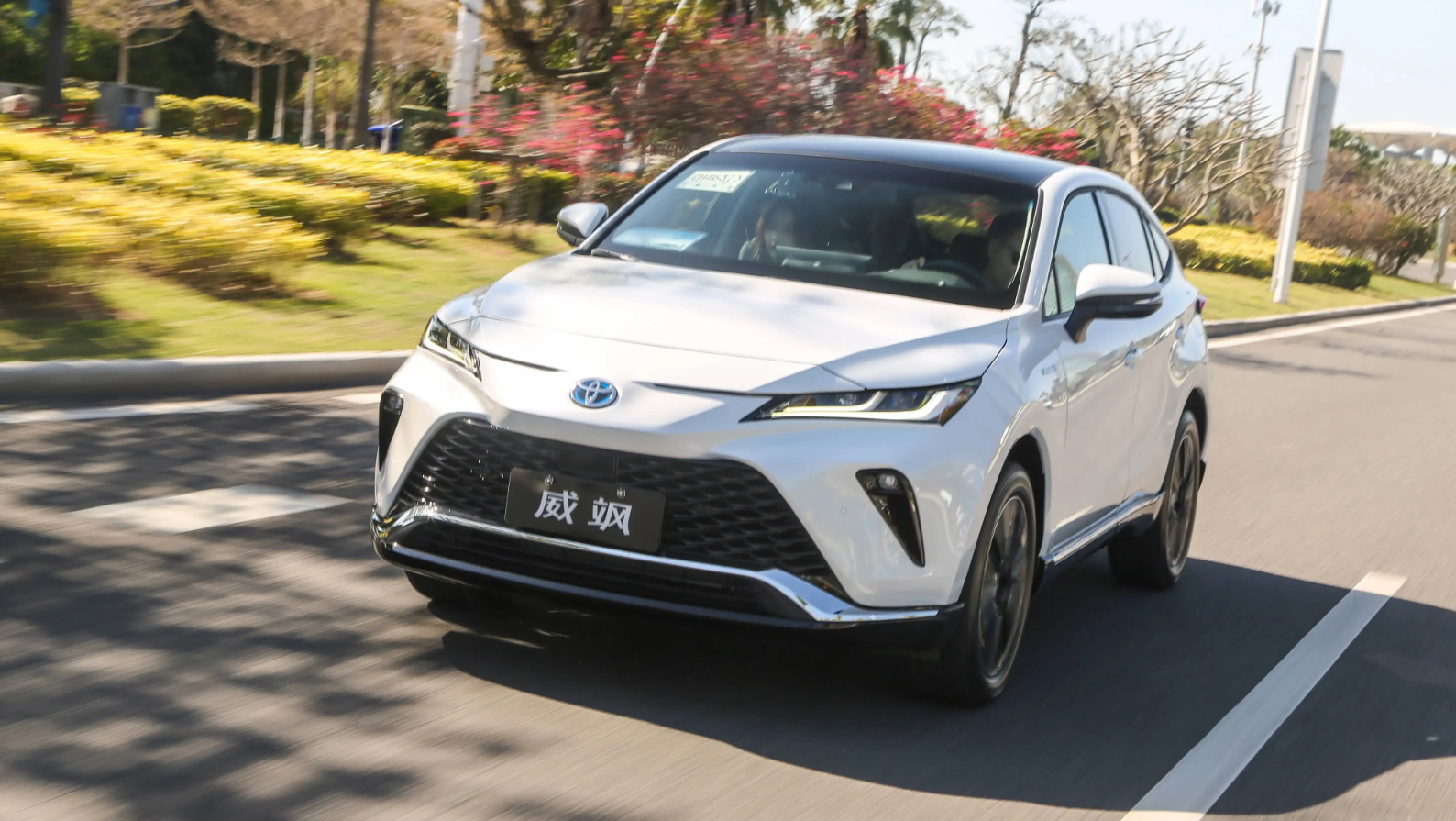 与高雅外观相匹配,威飒前大灯与尾灯均采用led光源,展开一场绚丽的"