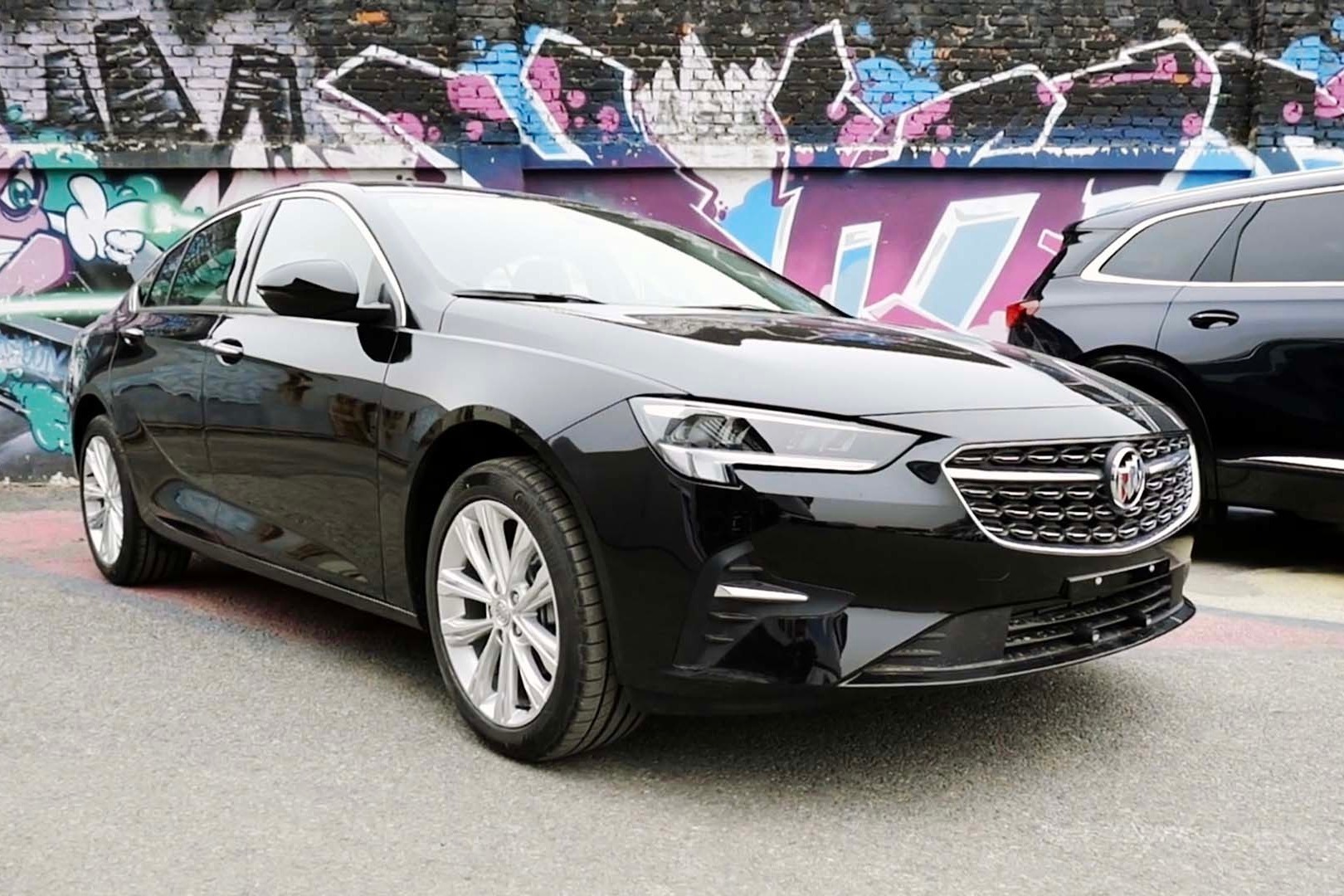 7.1秒百公里加速的中级运动轿车，实拍2.0T动力的新款别克君威