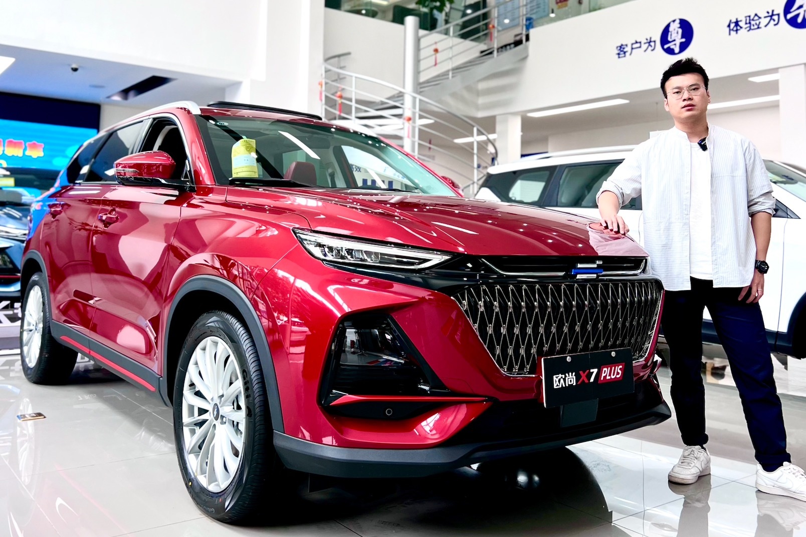 探店欧尚X7PLUS红版丨红色车漆亮眼，刷脸、手表控制样样行