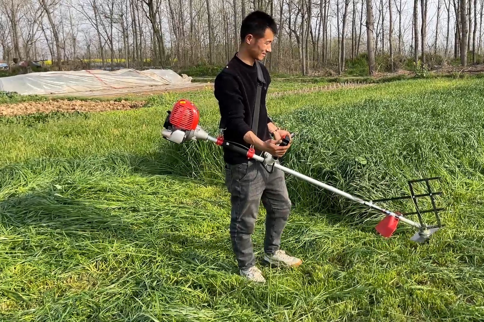 自从买了一台割草机，小伙这割草速度变快了，加装一个扶草器更顺手