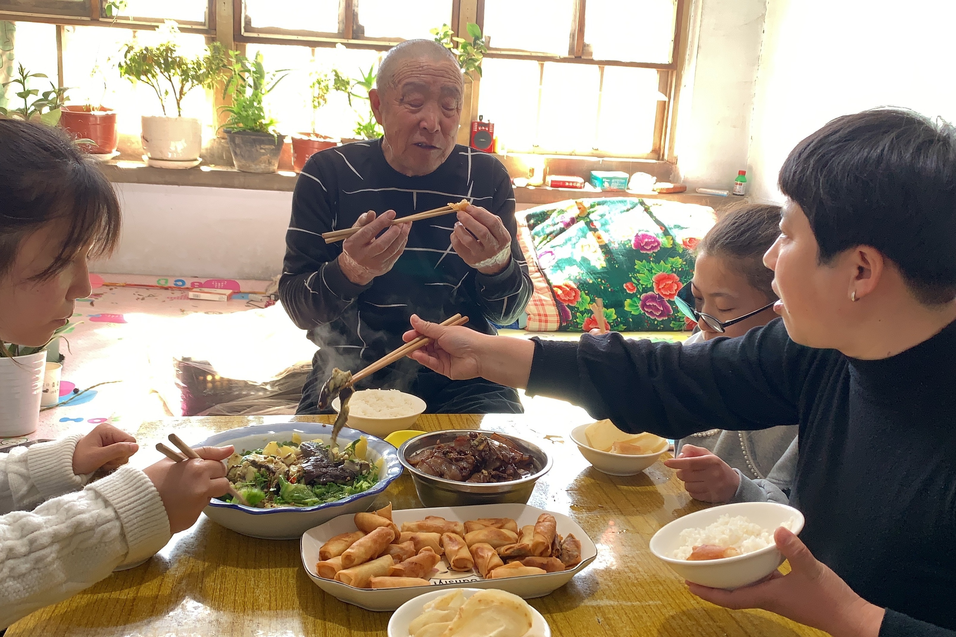 午饭简简单单，酸菜片肉，炸水果卷，再做个拌菜，有荤有素，美味