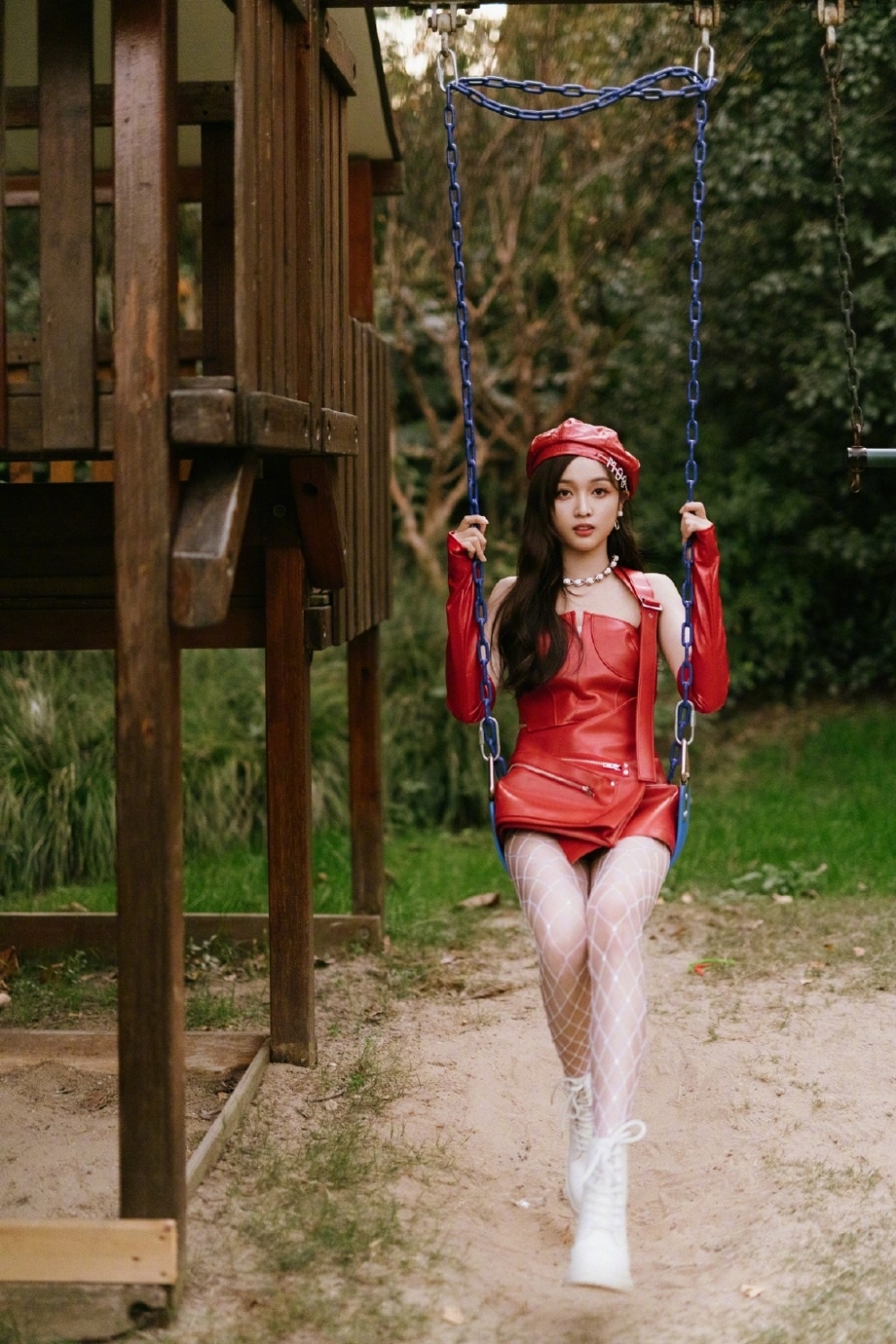 歌手吴宣仪丝袜红裙性感时尚写真第1期