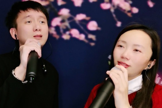 80后夫妻合唱张杰、谢娜的《小风筝》，唱哭了自己