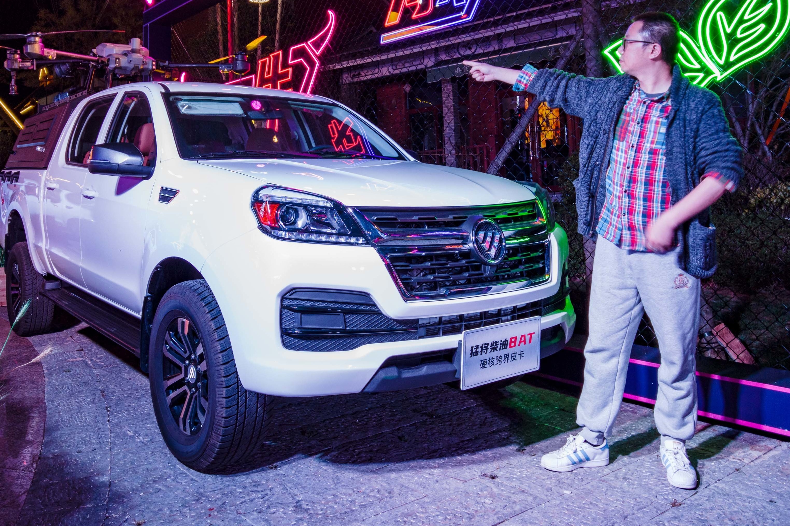 创业致富还要什么五菱宏光！猛将柴油8AT皮卡上市9.98万起