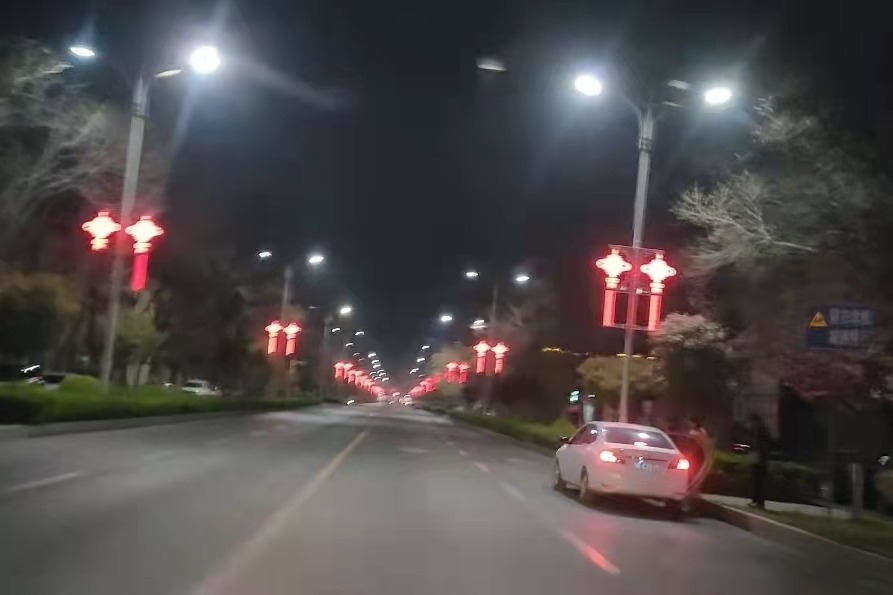 随拍安阳梅东路街道夜景，景色很美