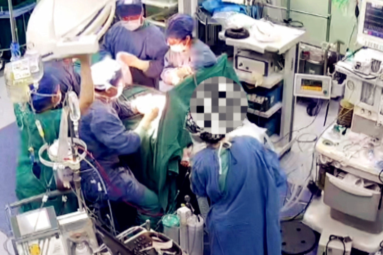 山东济南一4岁女童从17楼坠落 医护人员拼尽全力将其救活！