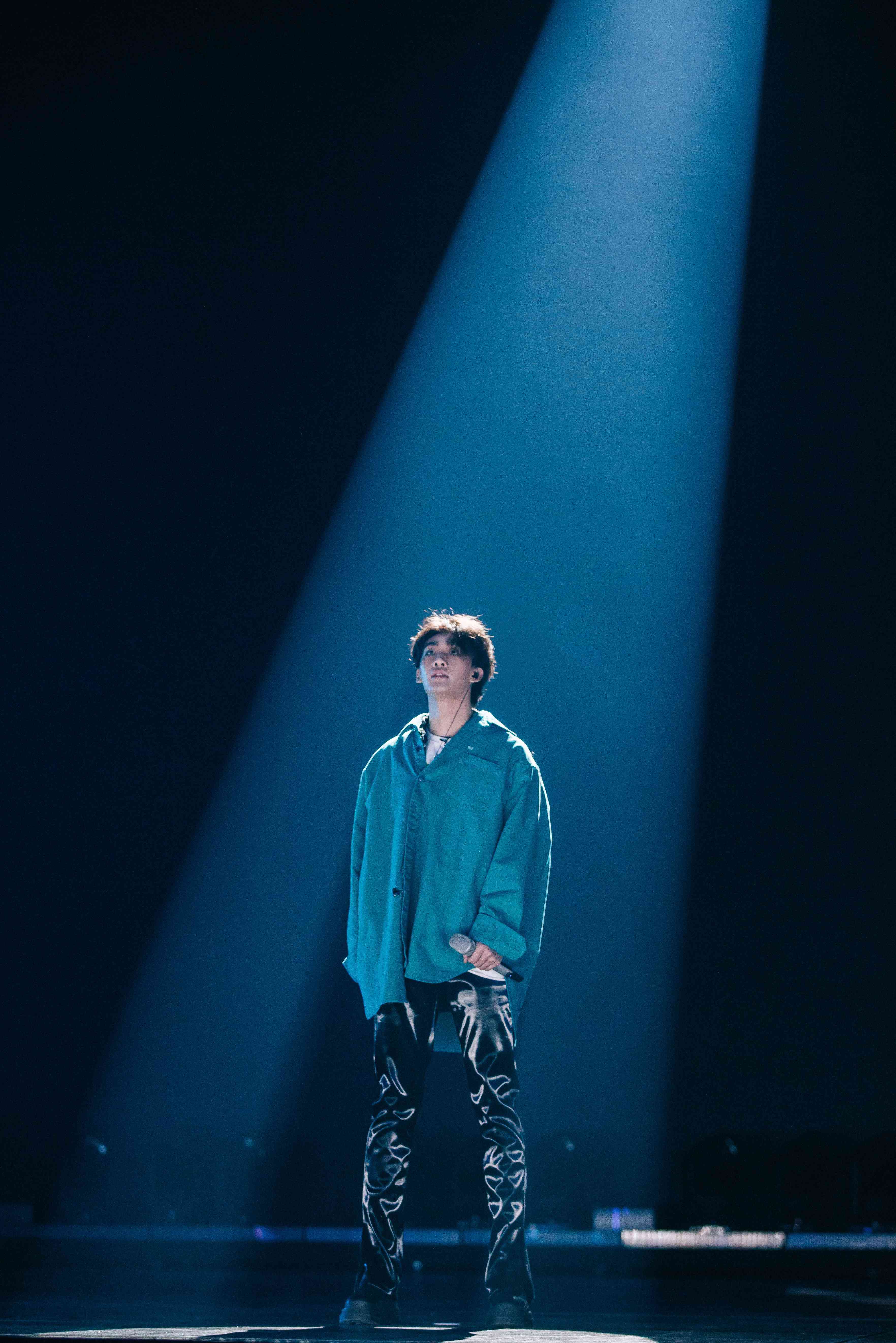 作为首张个人ep,王赫野没有选择相对保守的题材和音乐风格,没有一味的