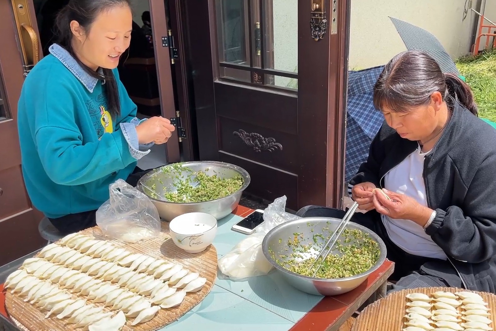 还没吃过槐花馅饺子，今天婆媳包一些尝尝味，入口满嘴清香真好吃