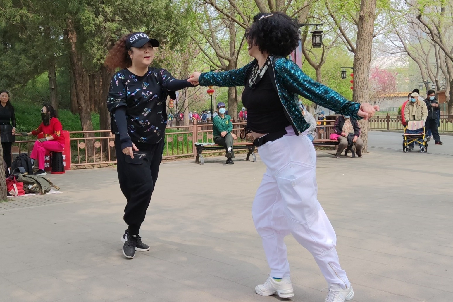 吉特巴《如果爱还在》旋律醉人心扉，动作简单好看，晨晨舞蹈队