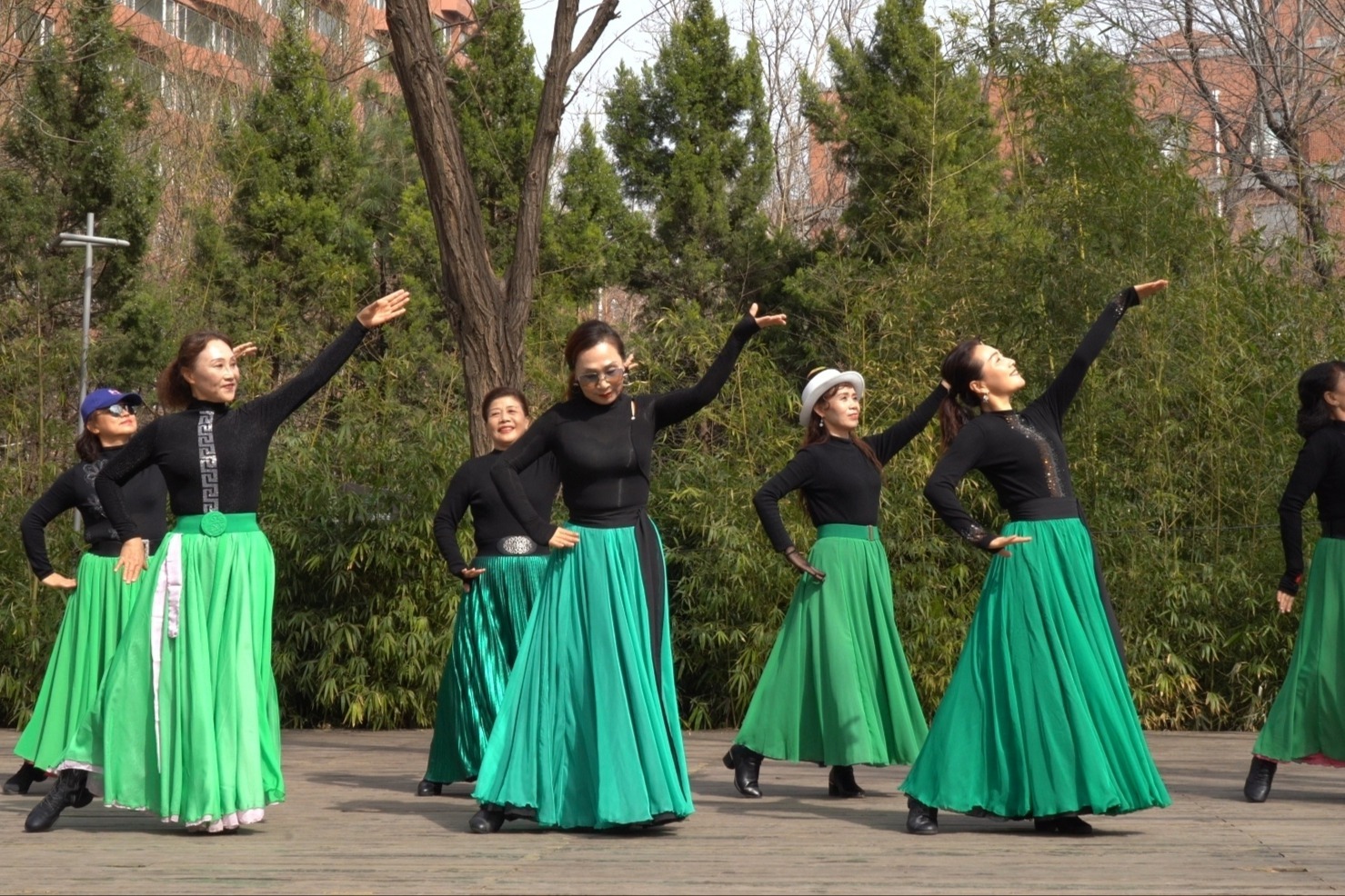 蔡老师领跳广场舞《云上情歌》节奏动感，舞步简单好看