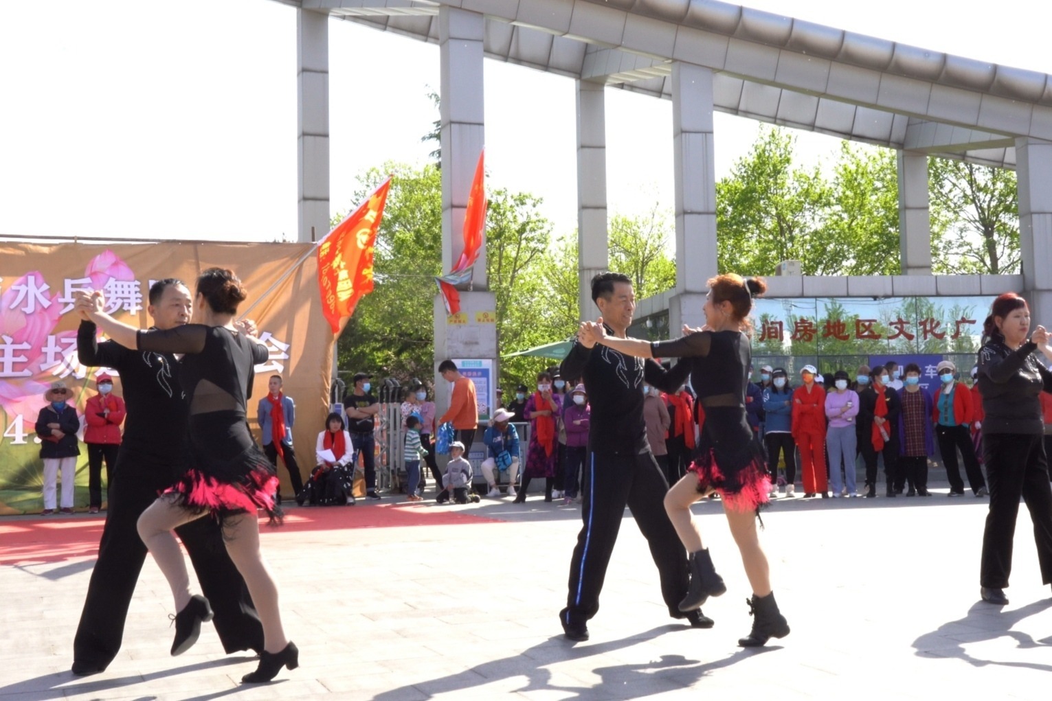 丰舞三套《来跳舞》旋律动感，舞步干净利落，默默舞蹈队