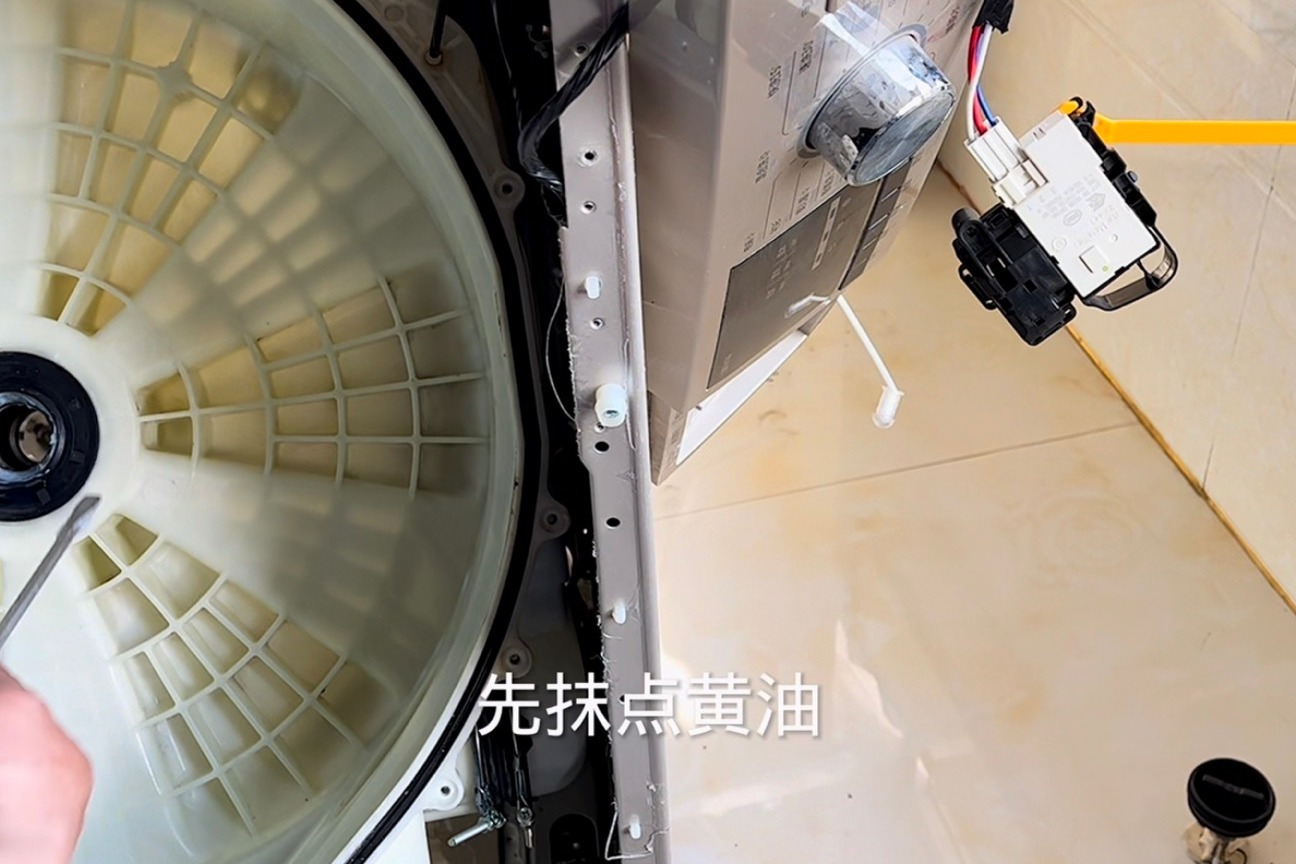 小天鹅滚筒洗衣机安装过程