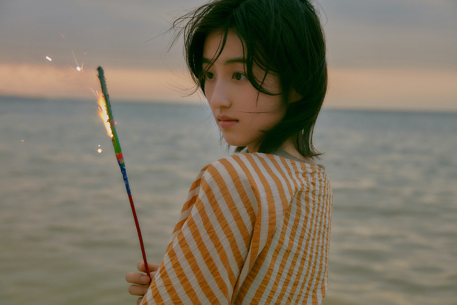 张子枫向往6大片释出海边日落拉满氛围感