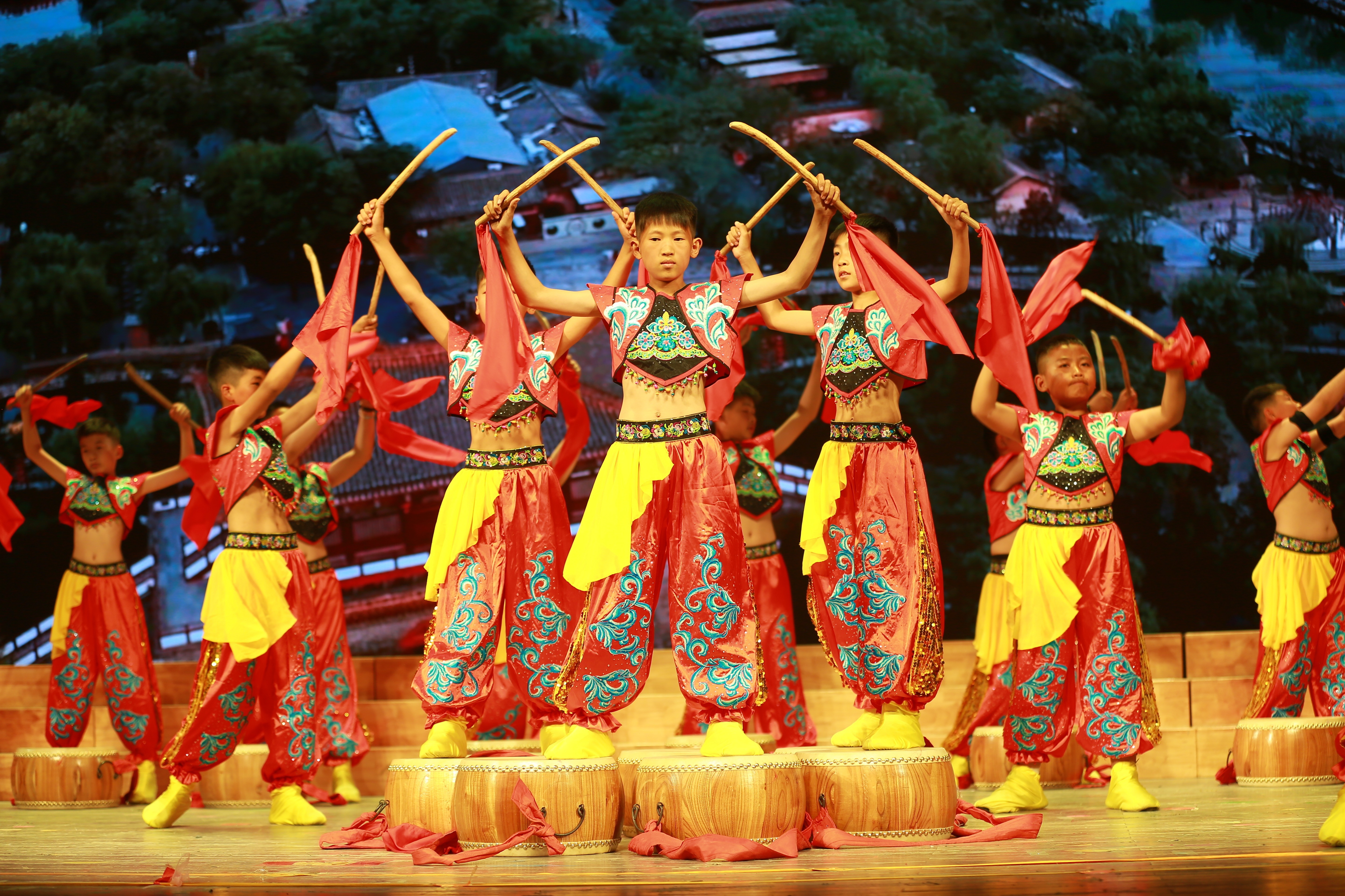 盘鼓舞蹈表演夸吨吨