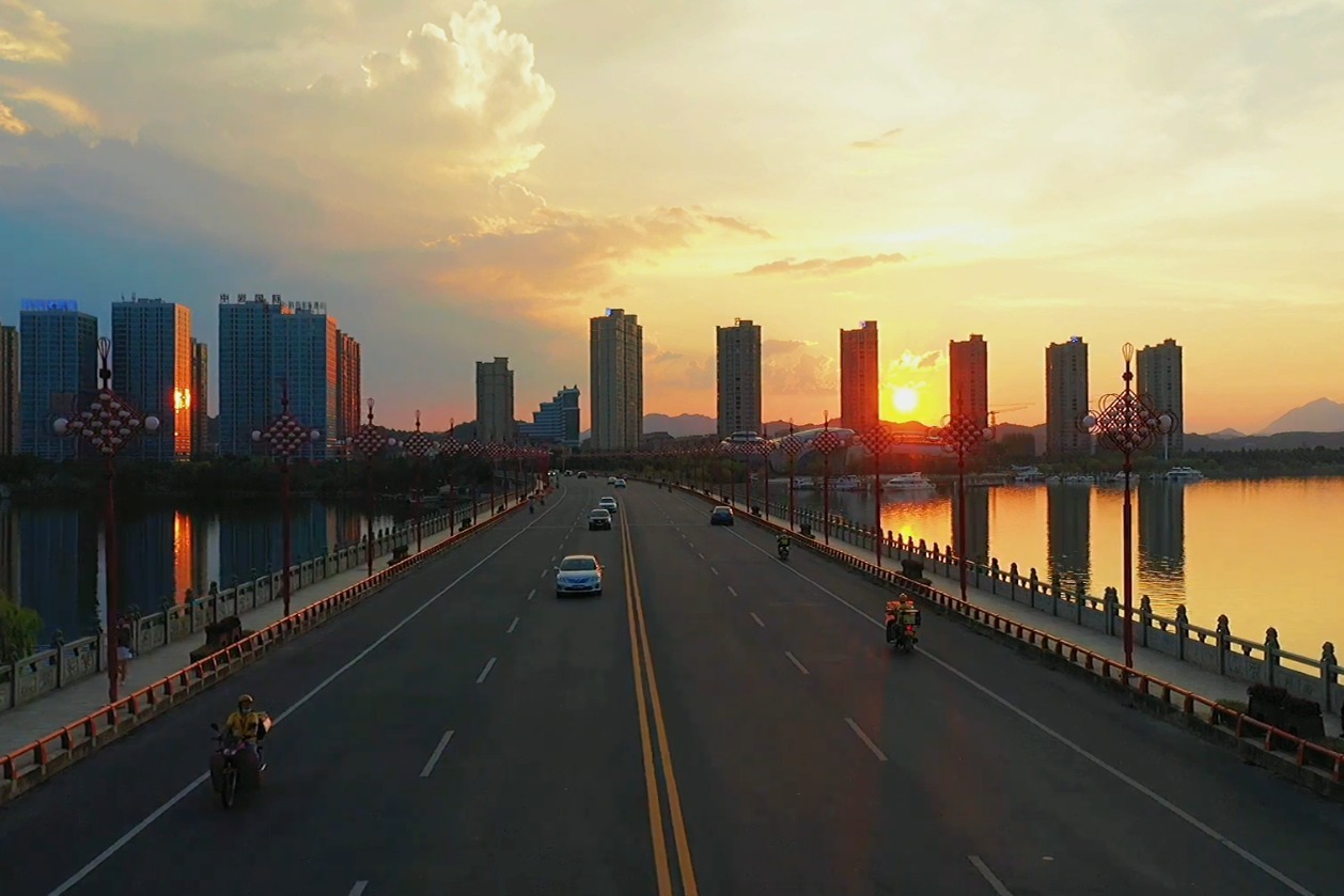 江西武宁县:霞染西海美如画