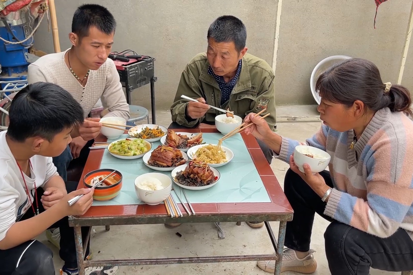 中午媳妇做梅菜扣肉，肥而不腻吃着真解馋，一盘子一会就见底