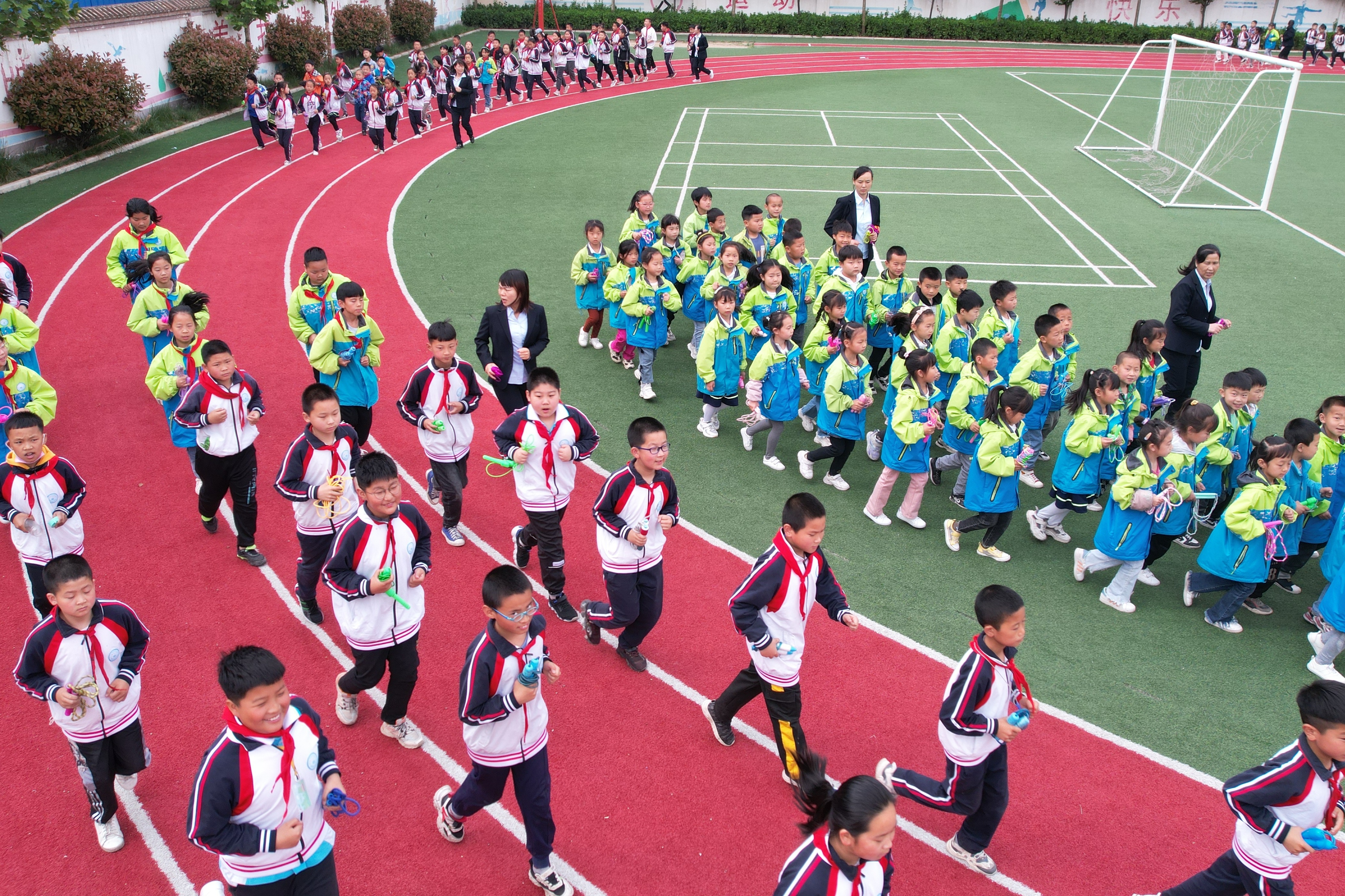阳光下，蓝田县北关小学分校可爱的莘莘学子