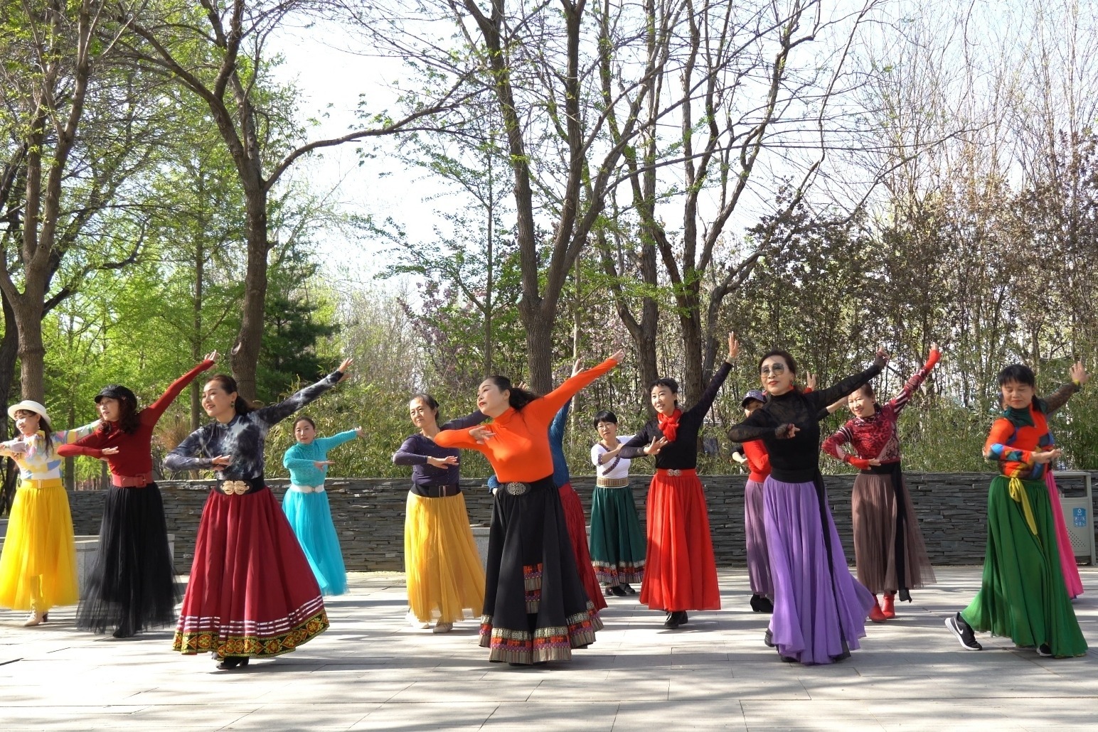 杨老师领跳广场舞逛新城歌醉舞美祝您快乐每一天