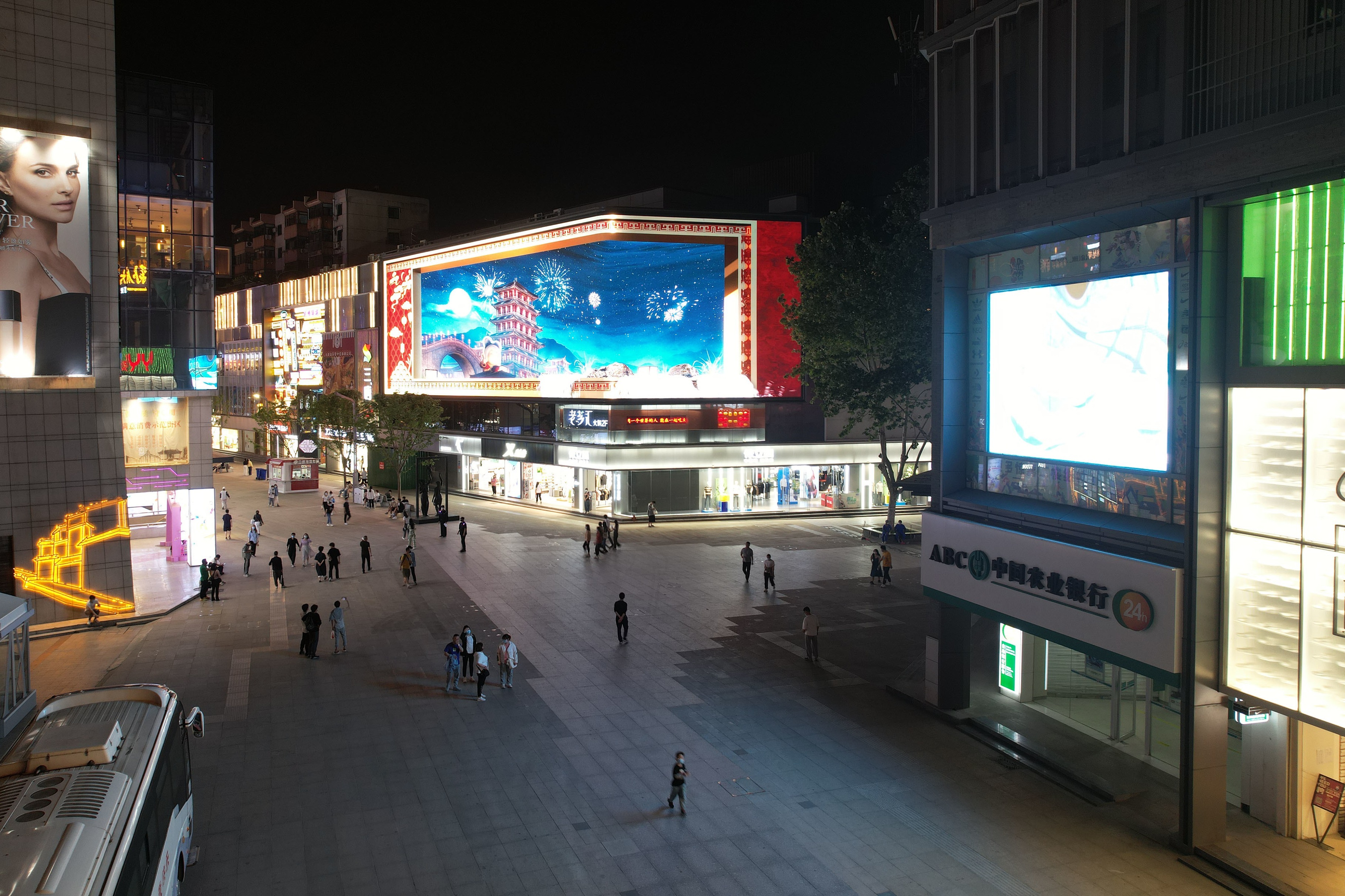 合肥淮河路步行街夜晚灯火辉煌，游客稀少，看不到热闹场景