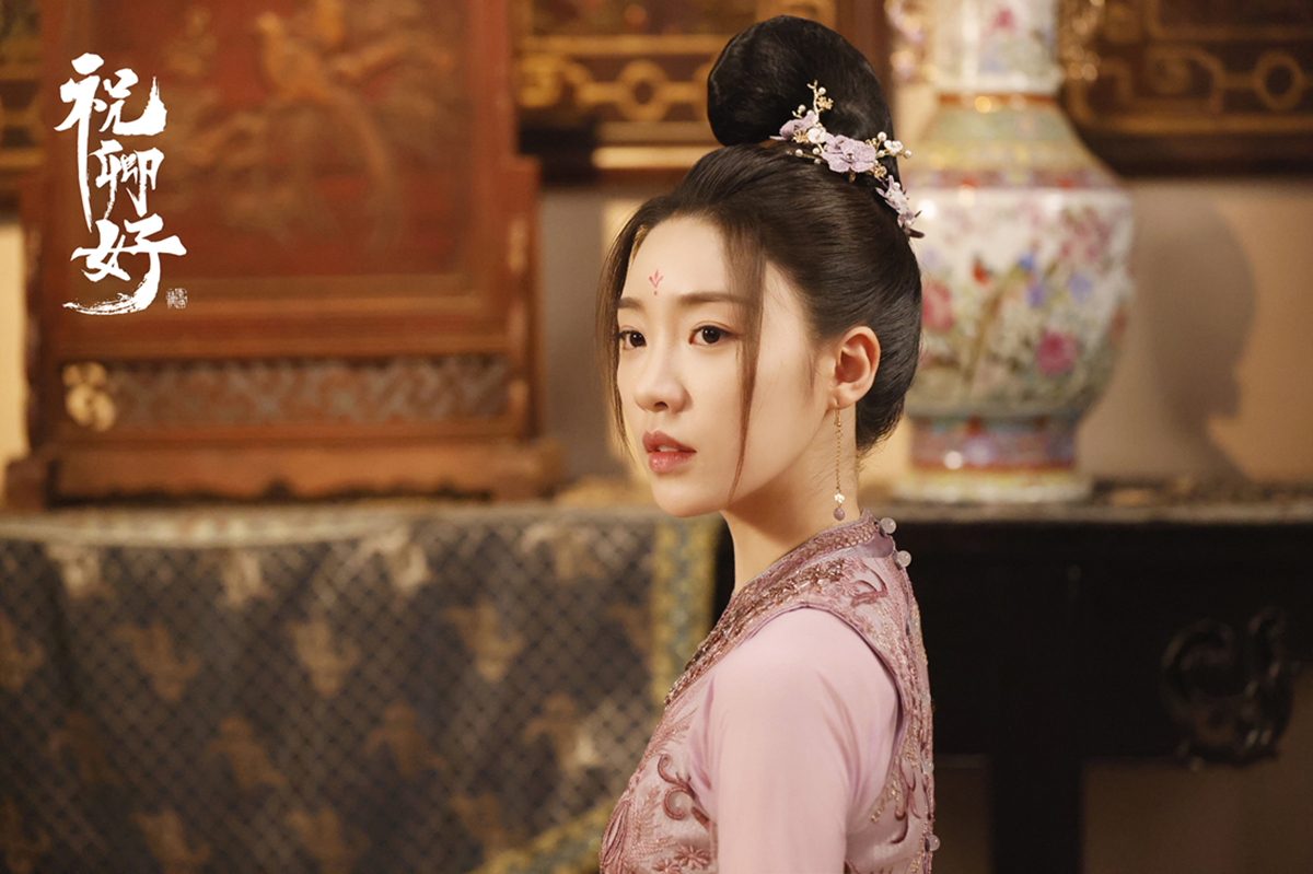 此次剧中风格多变,无论是英气的女官造型还是温柔的古装造型都能完美