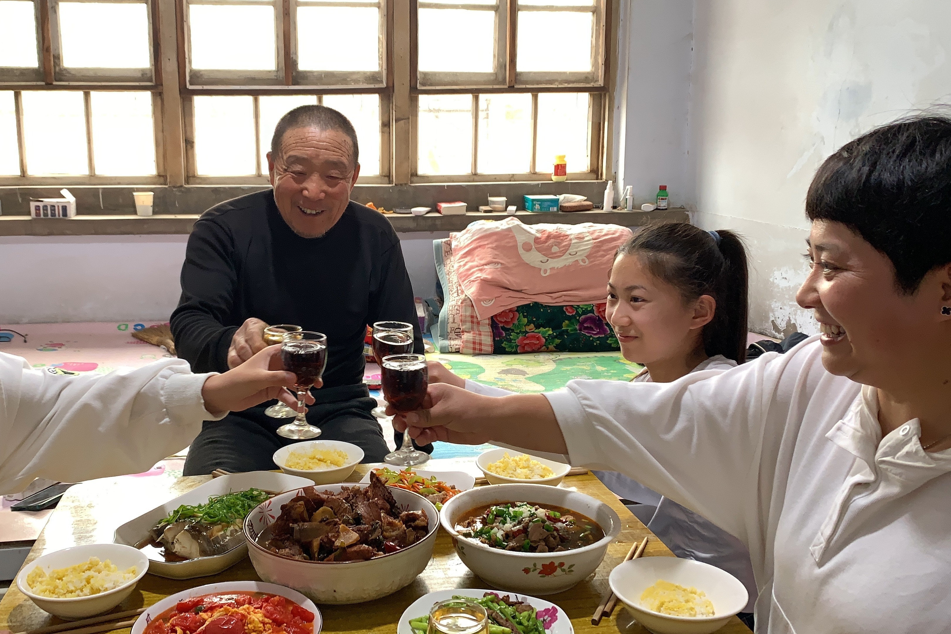 小男孩吃妈妈做的饭-蓝牛仔影像-中国原创广告影像素材