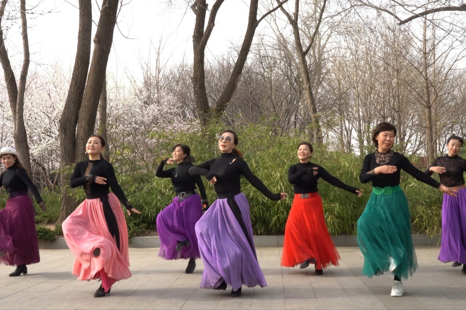 广场舞《格桑拉》蔡老师领舞，歌好听，舞步整齐好看，邀您共赏