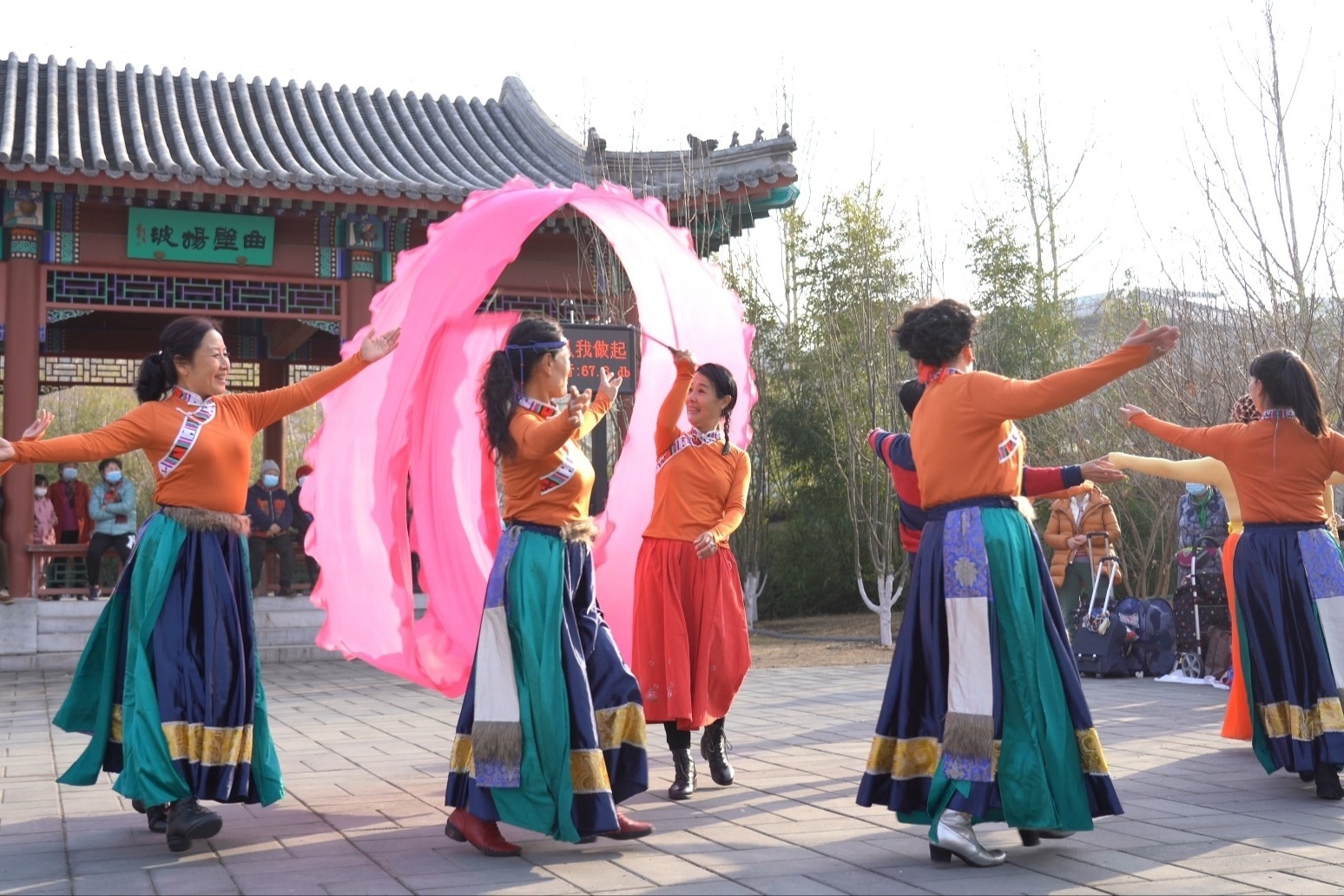 广场舞《红太阳照边疆》即兴表演，歌好听，舞蹈欢快