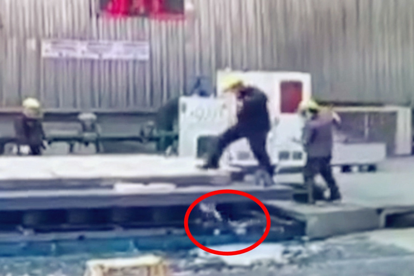 监拍：广东一车间铝水泄漏 1分钟后被发现 工人想堵已来不及！