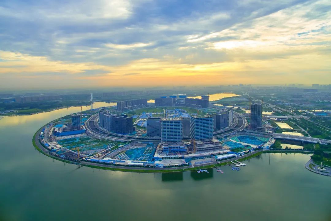 航拍建设中的郑州龙湖金融岛。图/图虫创意