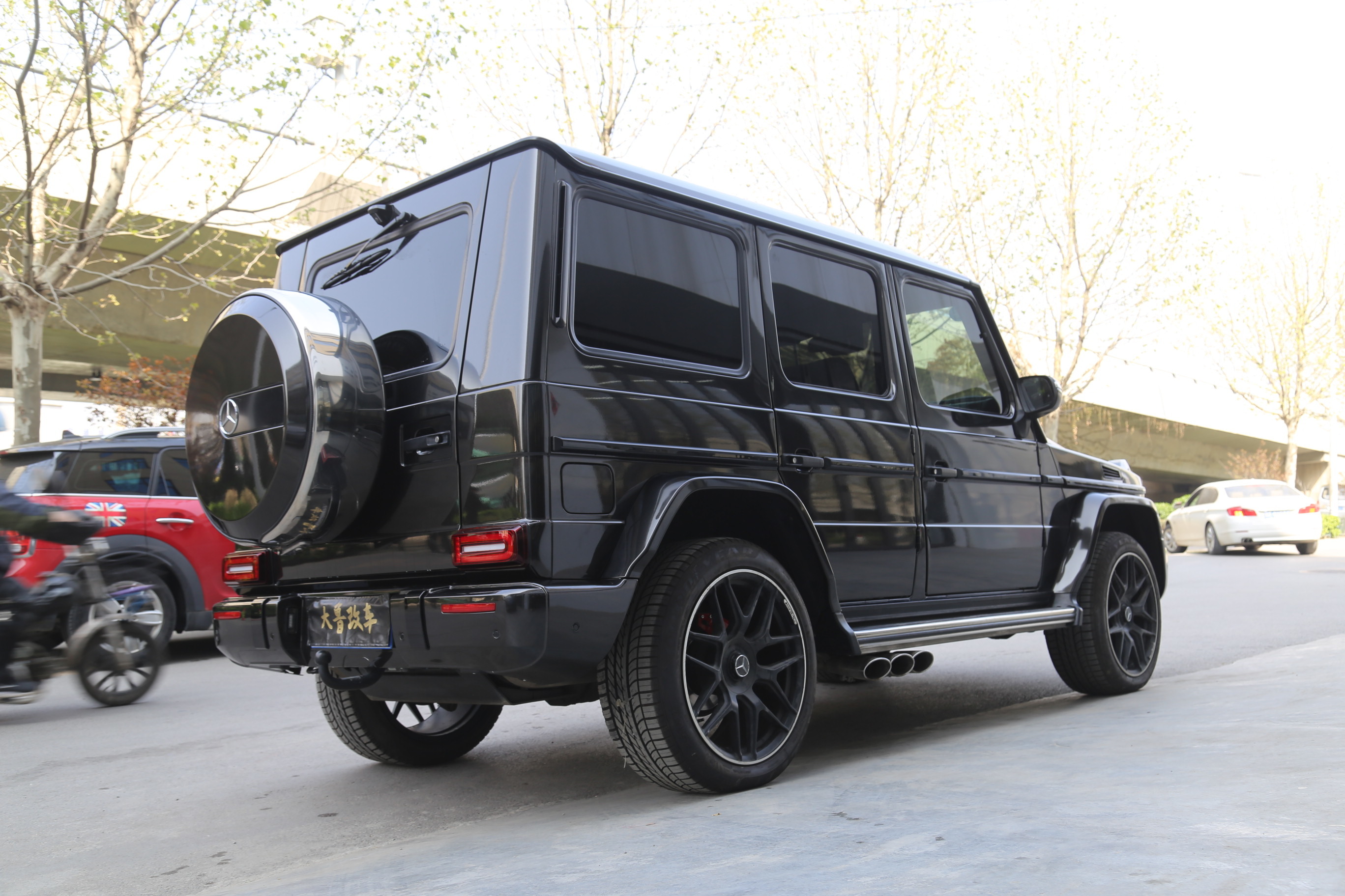 奔驰g500升级新款amg包围外观全车改色金属黑amg方向盘档把