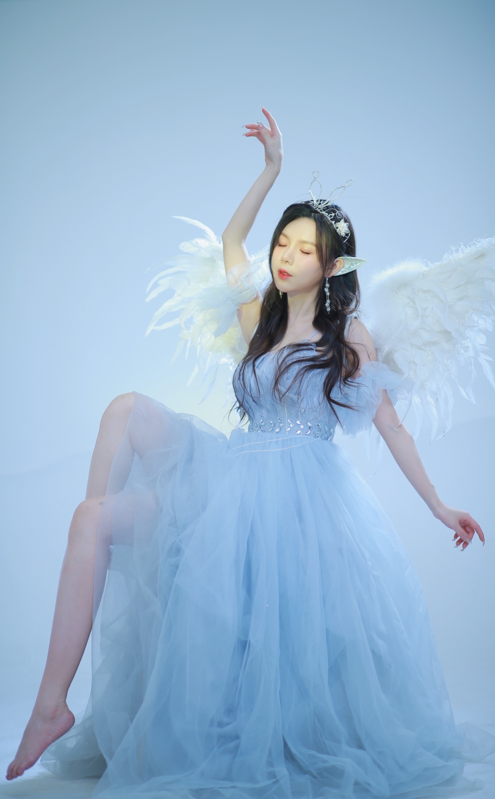 演员杨莹莹精灵大片释出 性感灵动上演冰雪奇缘__凤凰网